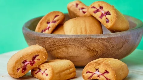 Gyration delicious shortbread with red berry filling in wooden bowl on a gree Stock Footage 126610097