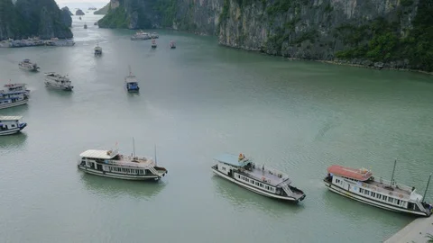Ha long Bay panorama view. Ship cruising around island in the sea. Stockbeeldmateriaal 110700170