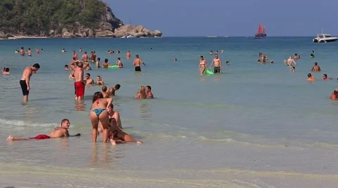 Haad Rin beach before the Full Moon party in island Koh Phangan, Thailand Stock Footage 50413339