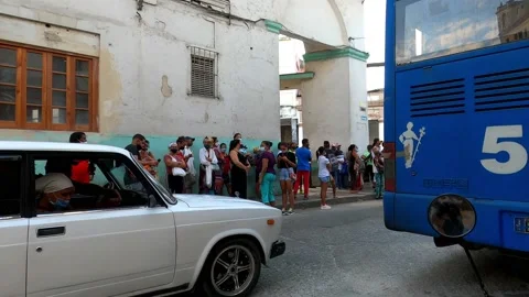 Haban: local people wait in a queue for food Video stock 168637958