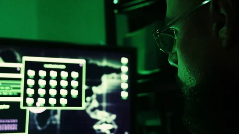 Hacker in action in front of his screens 4K 스톡 동영상 94186326