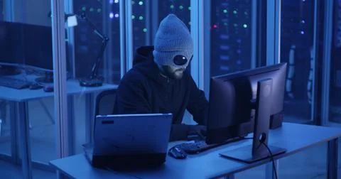 Hacker breaking into a data center Foto stock