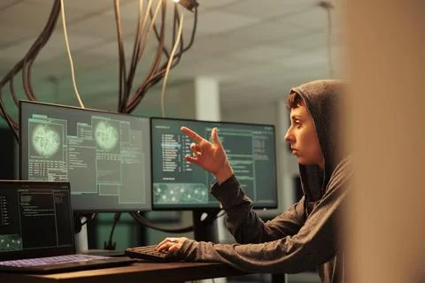 Hacker coding computer virus, writing password cracking script Foto stock