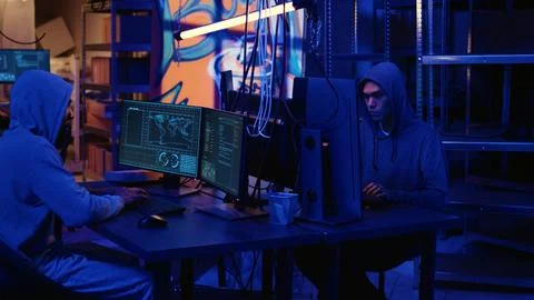 Hacker coding malware in dark room Foto stock