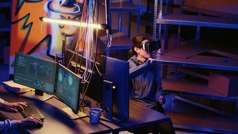 Hacker coding malware with VR headset Foto stock