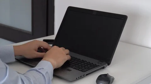 Hacker creating an aritificial intelligence software on a laptop 스톡 동영상 118303918