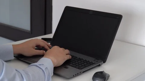 Hacker creating an aritificial intelligence software on a laptop 스톡 동영상 118304102