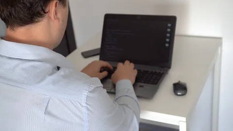 Hacker creating an aritificial intelligence software on a laptop 스톡 동영상 118304830