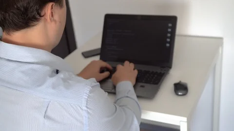 Hacker creating an aritificial intelligence software on a laptop 스톡 동영상 118305099