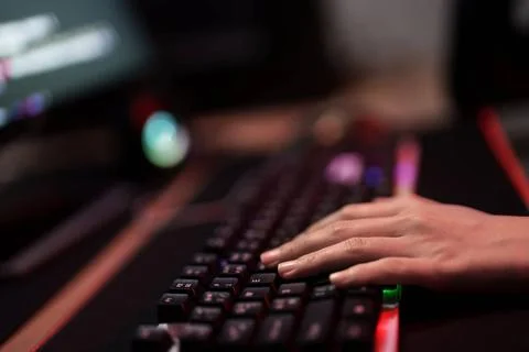 Hacker in einem dunklen Raum, der mit einer Tastatur Daten aus dem Interne... 库存照片