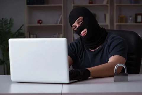 Hacker hacking computer late at night Foto stock