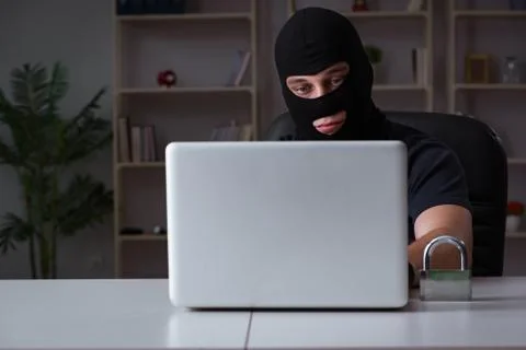 Hacker hacking computer late at night Foto stock