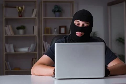 Hacker hacking computer late at night Foto stock
