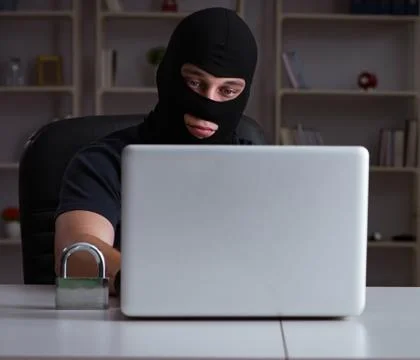 Hacker hacking computer late at night Foto stock
