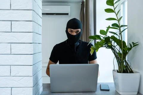 The hacker is hacking the computer. Steals information. Foto stock