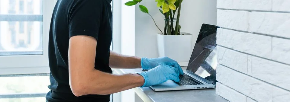 The hacker is hacking the computer. Steals information. Foto stock