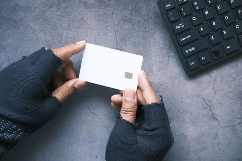 Hacker hand stealing data from credit card Foto stock