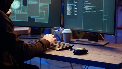 Hacker hiding in underground bunker, chatting with friend in telephone call Foto stock