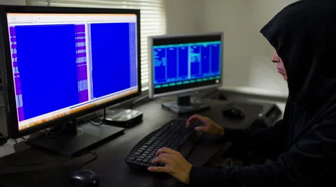 Hacker in hood stealing information Vídeos de archivo 51771117