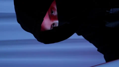 Hacker looking at screen and breaking password on computer. Vertical video Vídeos de archivo 255252335