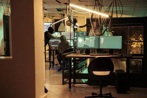 Hacker malicious software code running on computer screen Stockfoto's