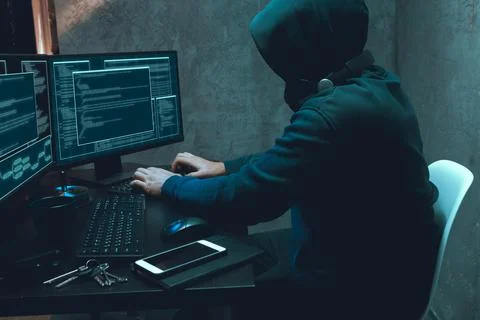 Hacker programmer using computer in dark room Foto stock