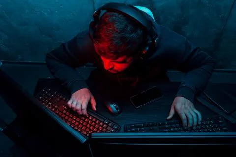 Hacker programmer using computer in dark room Stockfoto's