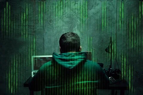 Hacker programmer using computer in dark room Foto stock