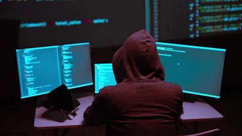 Hacker Programming on Multiple Monitors with Code Display 動画素材 336678865