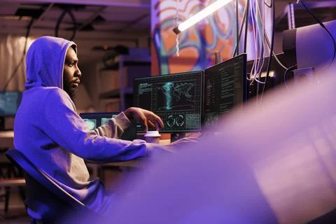 Hacker running malicious spyware Stockfoto's