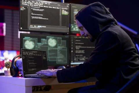 Hacker runs coding script on laptop to breach company security Stockfoto's
