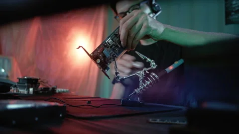 Hacker soldering microchip on computer circuit board Vídeo Stock 341661346