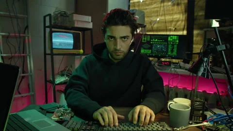 Hacker typing on keyboard at night, breaking password, using laptop and Vídeos de archivo 158626369