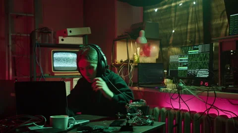 Hacker typing on keyboard at night, breaking password, using laptop and wearing Vídeos de archivo 160154720