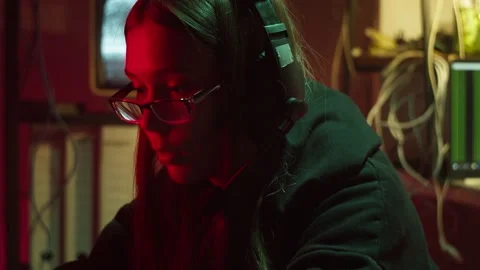 Hacker typing on keyboard at night, breaking password, wearing headphones and Vídeos de archivo 161177774