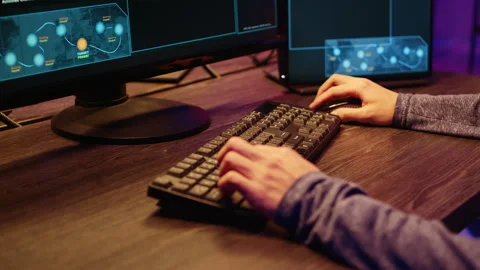 Hacker typing malware code on keyboard 库存影片 258620477