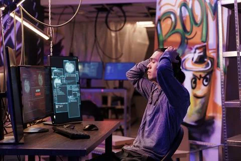 Hacker unsuccessfully hacking server 库存照片