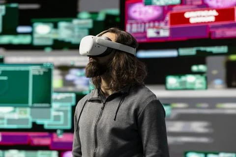 Hacker uses virtual reality glasses for system infiltration and penetration Stock-Fotos