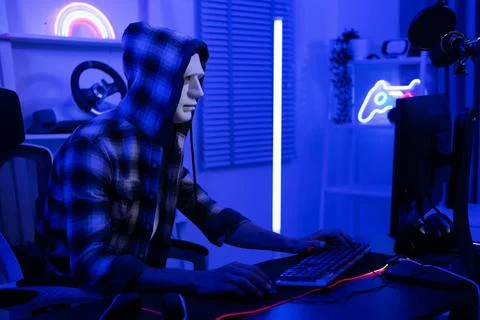 A Hacker is using laptop computer to steal data in the night A Hacker is u... 库存照片