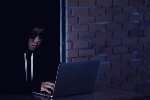 Hacker working on his computer, Hacker stealing password and data from laptop Stockfoto's