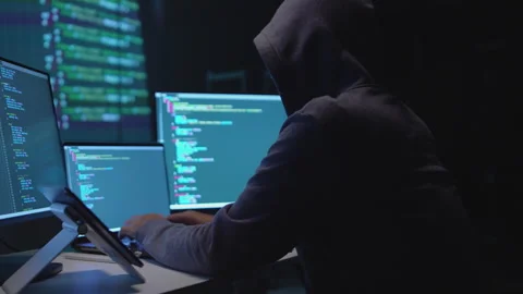 Hacker Working on Multiple Monitors with Code in a Low-Light Environment 動画素材 336679567