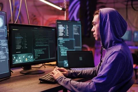 Hacker writing spyware code Stockfoto's