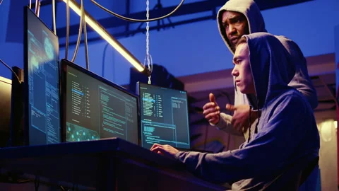 Hackers brainstorm cracking methods 스톡 동영상 258623629