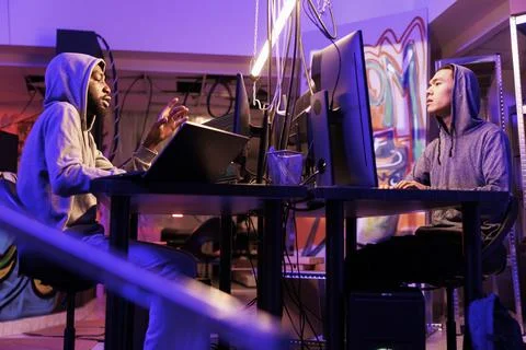 Hackers coding computer worm together Foto stock