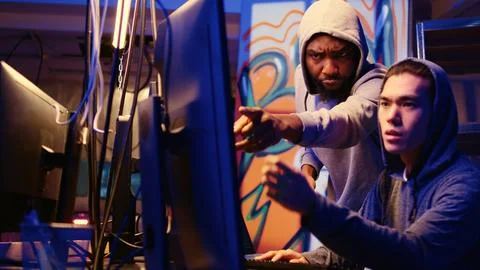 Hackers coding malware together Foto stock