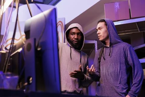 Hackers discussing malware code Stock-Fotos