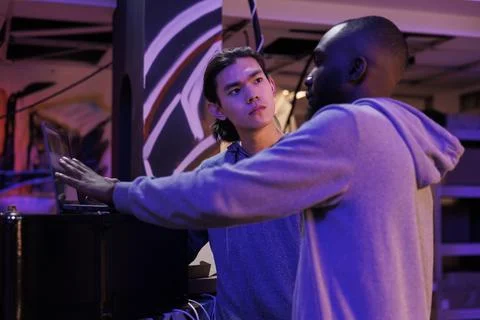 Hackers discussing malware code Stock-Fotos
