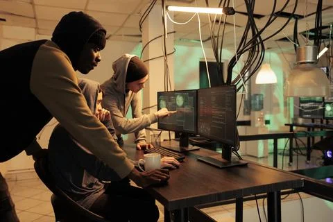 Hackers team hacking computer network system, programming malware Foto stock