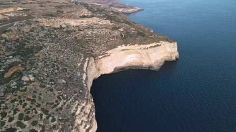 Had Dingli and Xaqqa Cliffs, Malta. Aerial sunset drone view in european island 스톡 동영상 270445211