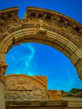 Hadrian Temple Arch Frames Azure Sky with Carved Medallion 스톡 사진